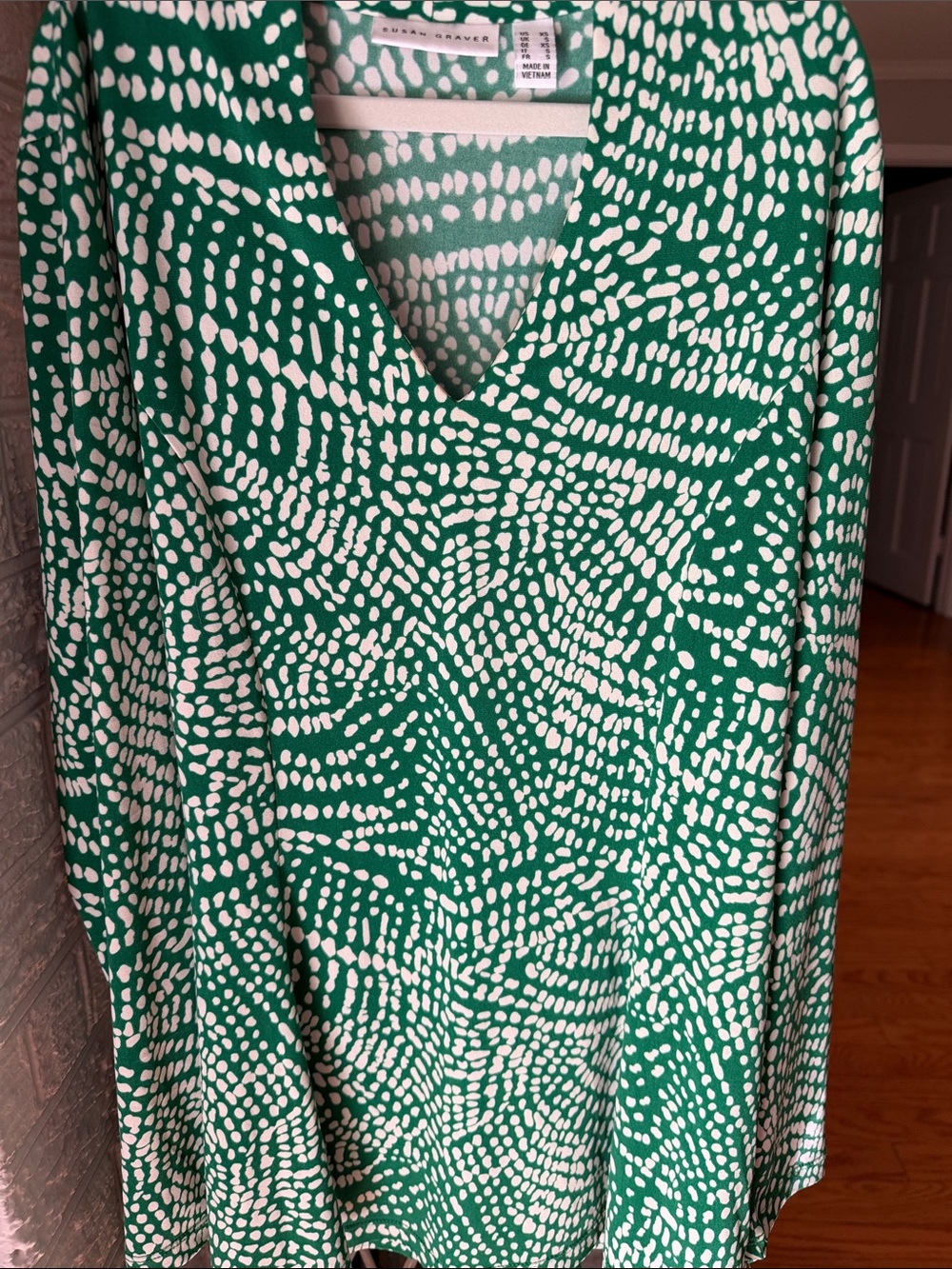 XS Classic Susan Graver Green and White Printed V-Neck Blouse
